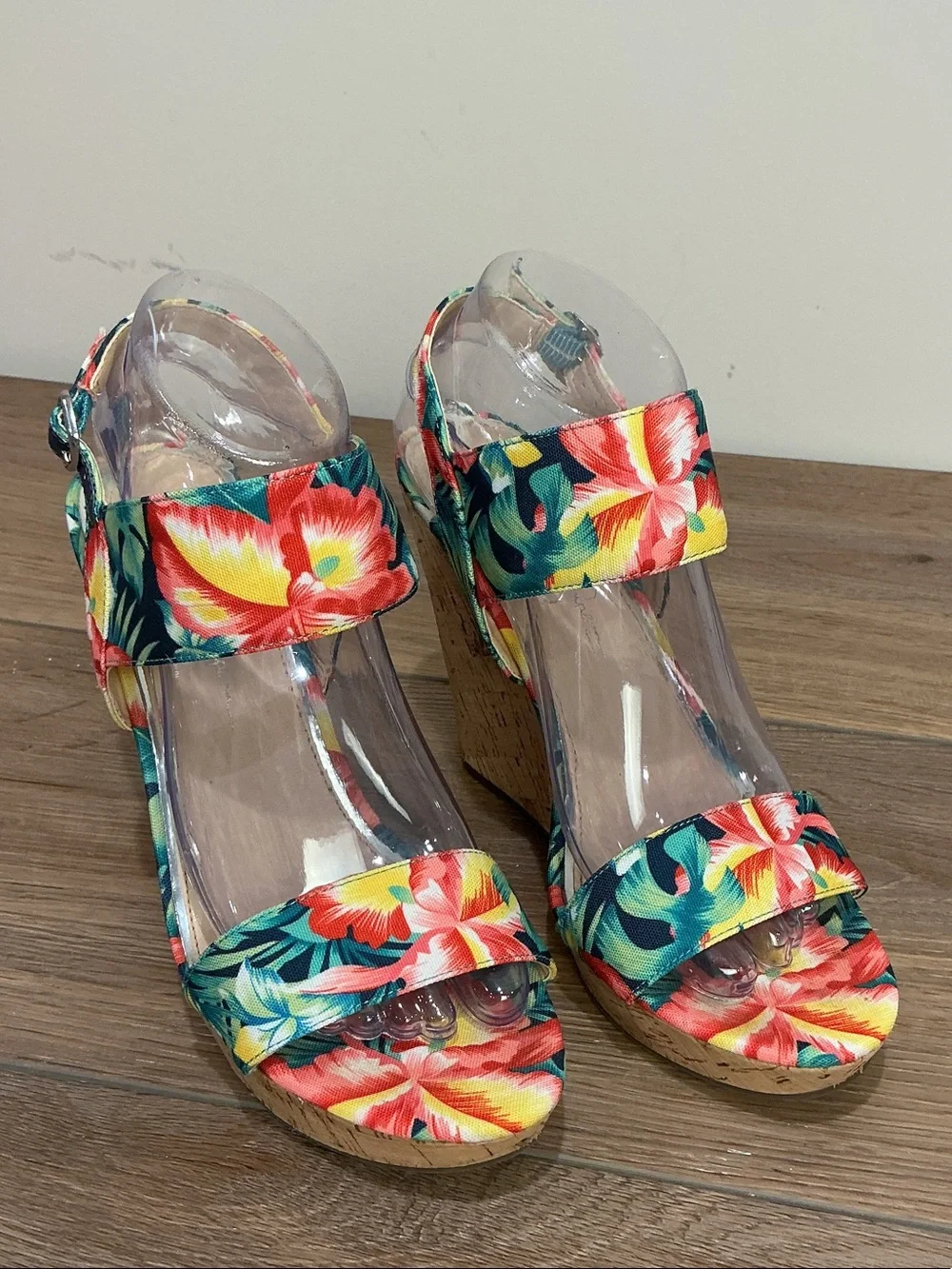 Jessica Simpson Jeisha Hawaiian Floral-Print wedge sandals, size 8.5